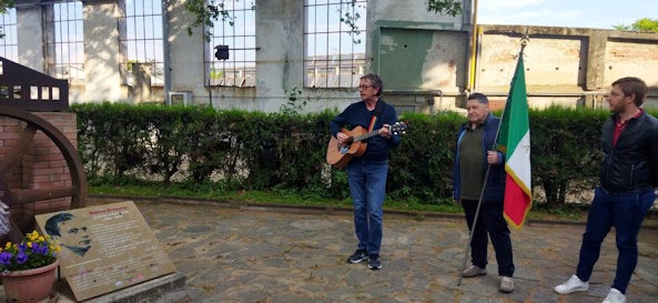 Il brano eseguito con la chitarra davanti alla scultura dedicata a Remo Dovano